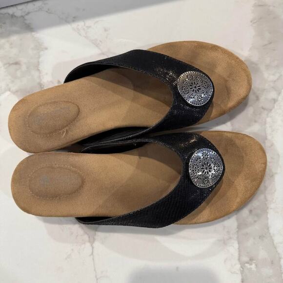 Giani Bernini Ronnah Memory Foam SlipOn Thong Sandals Womens 8M Medallion Black - Picture 5 of 9